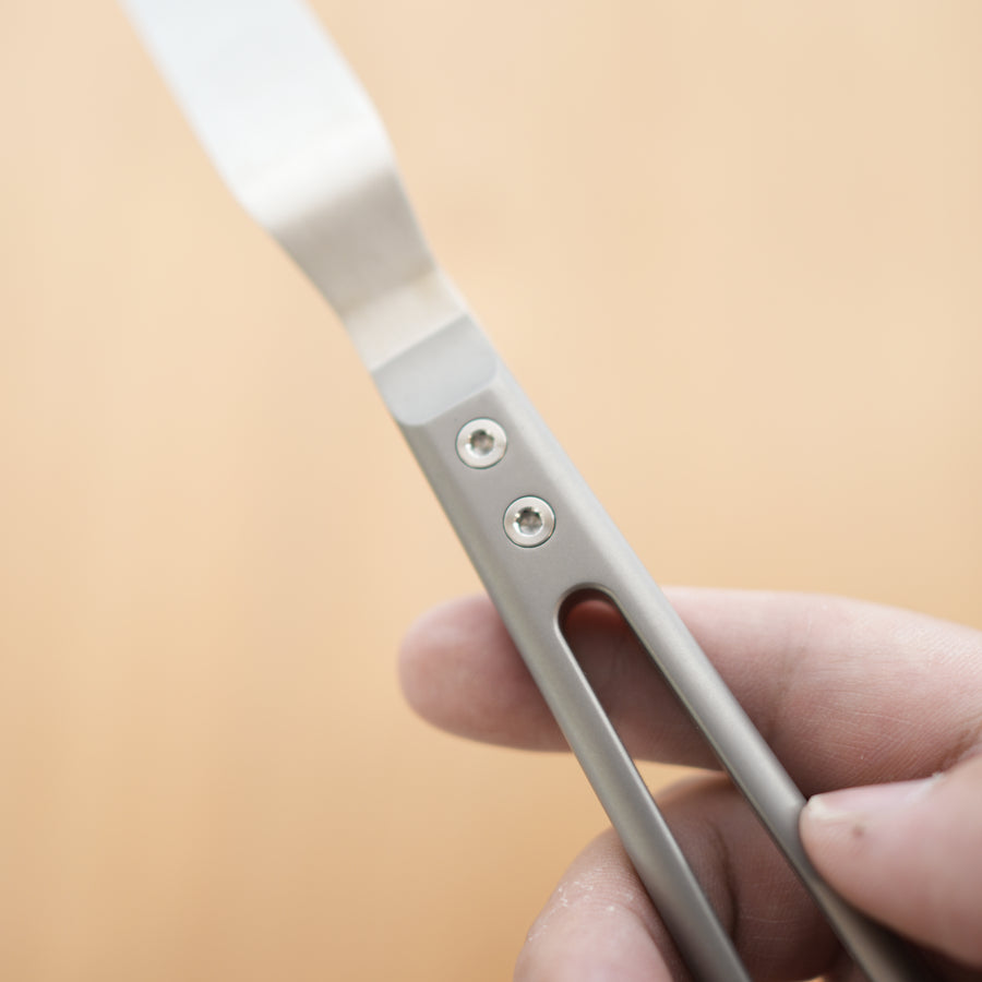 Titanium Offset Spatula (TITANION BY BYRON)