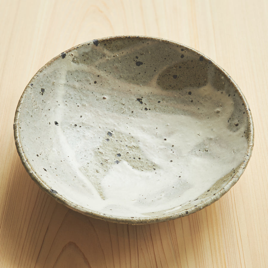 Plate Medium Hakeme Aratsuchi White Mat (Mat White Brush Mark on Rough Clay)